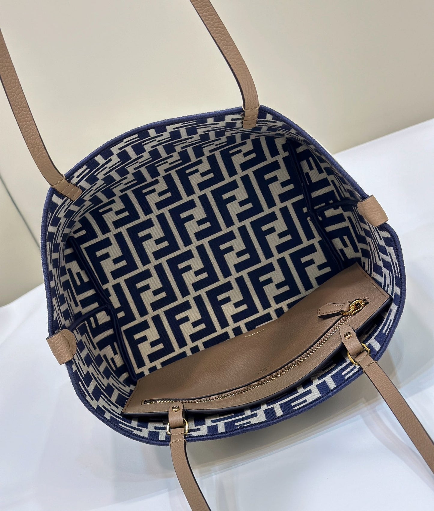 Sac cabas Fendi Roll 22 en toile bleu nuit et blanc mélangés