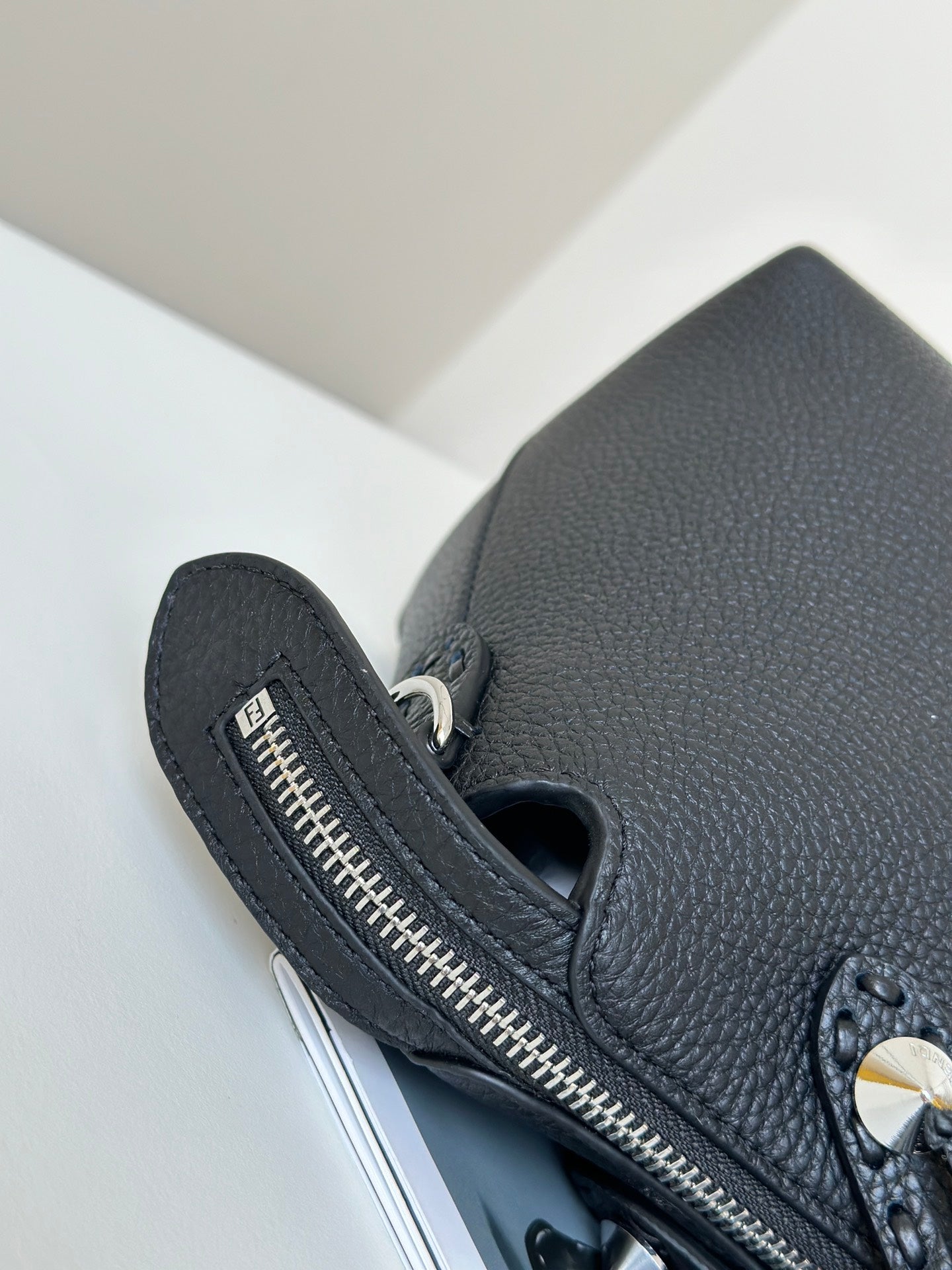 BY THE WAY SELLERIA GRAND SAC 29 EN CUIR DE VEAU NOIR