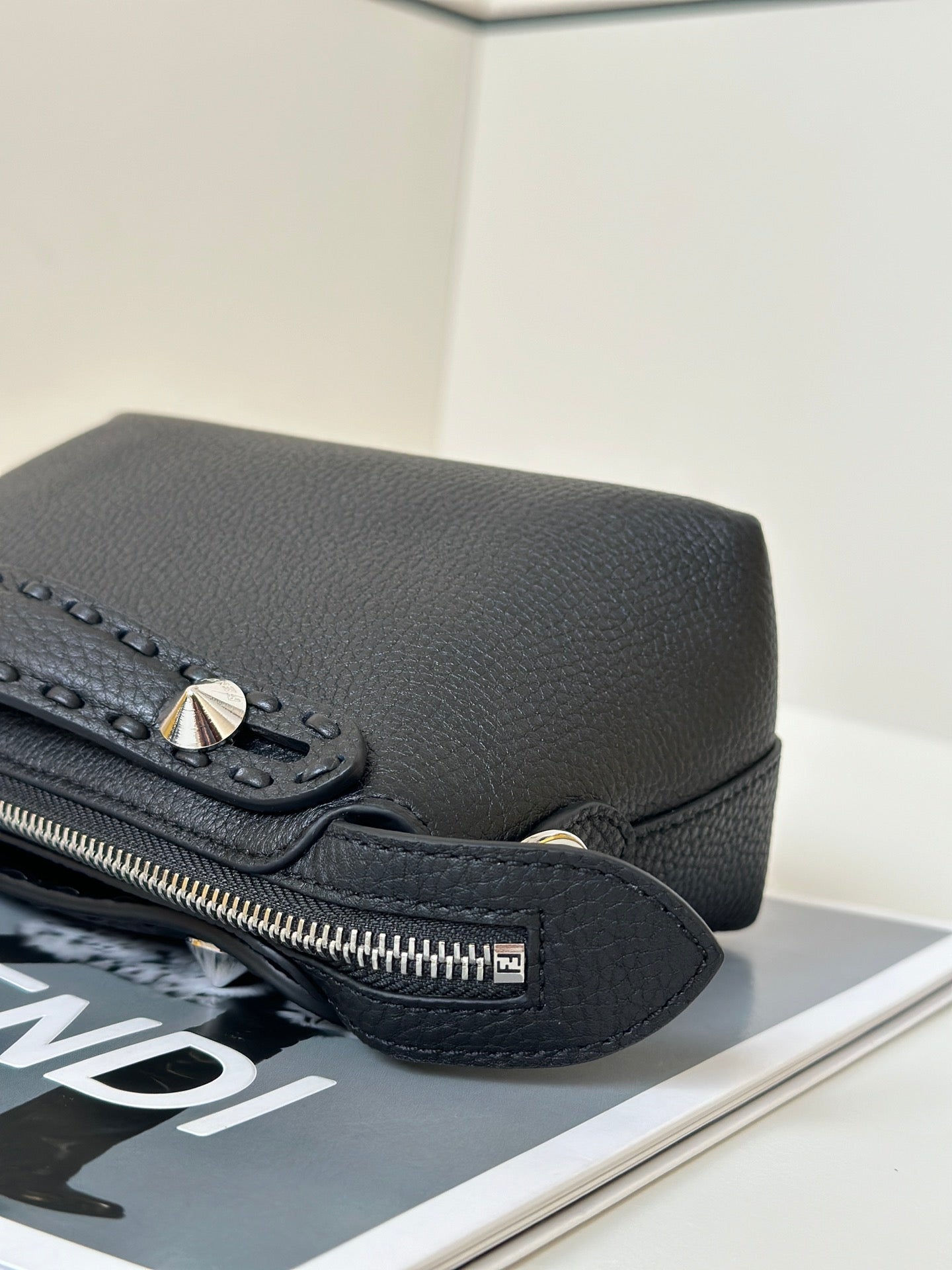 BY THE WAY SELLERIA PETIT SAC 20 EN CUIR DE VEAU NOIR