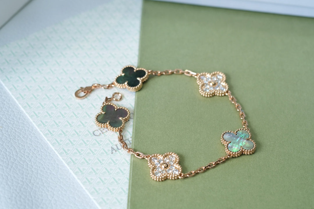 CLOVER 5 MOTIF GRAY MOP BRACELET COLLECTION