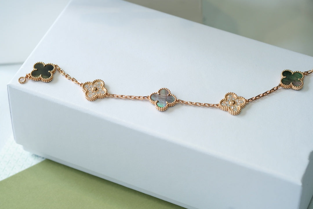 CLOVER 5 MOTIF GRAY MOP BRACELET COLLECTION