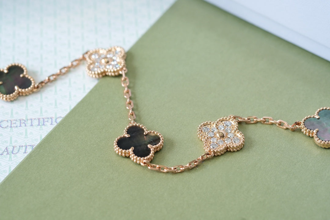 CLOVER 5 MOTIF GRAY MOP BRACELET COLLECTION