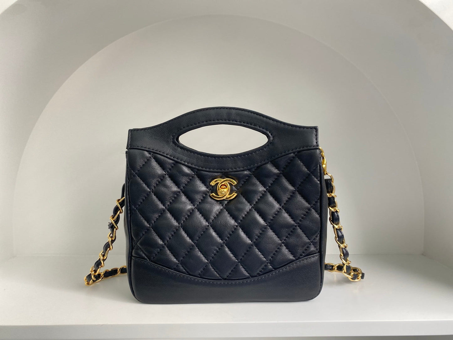 Sac hobo cc 22 35 cm en cuir de veau matelassé noir et accessoires dorés