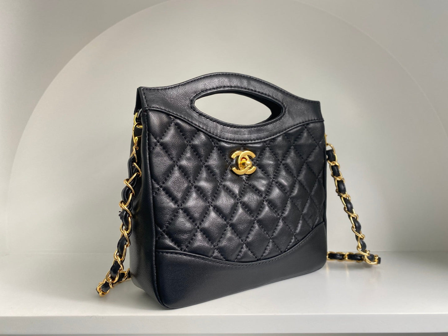 Sac hobo cc 22 35 cm en cuir de veau matelassé noir et accessoires dorés
