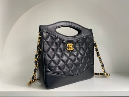 Sac hobo cc 22 35 cm en cuir de veau matelassé noir et accessoires dorés