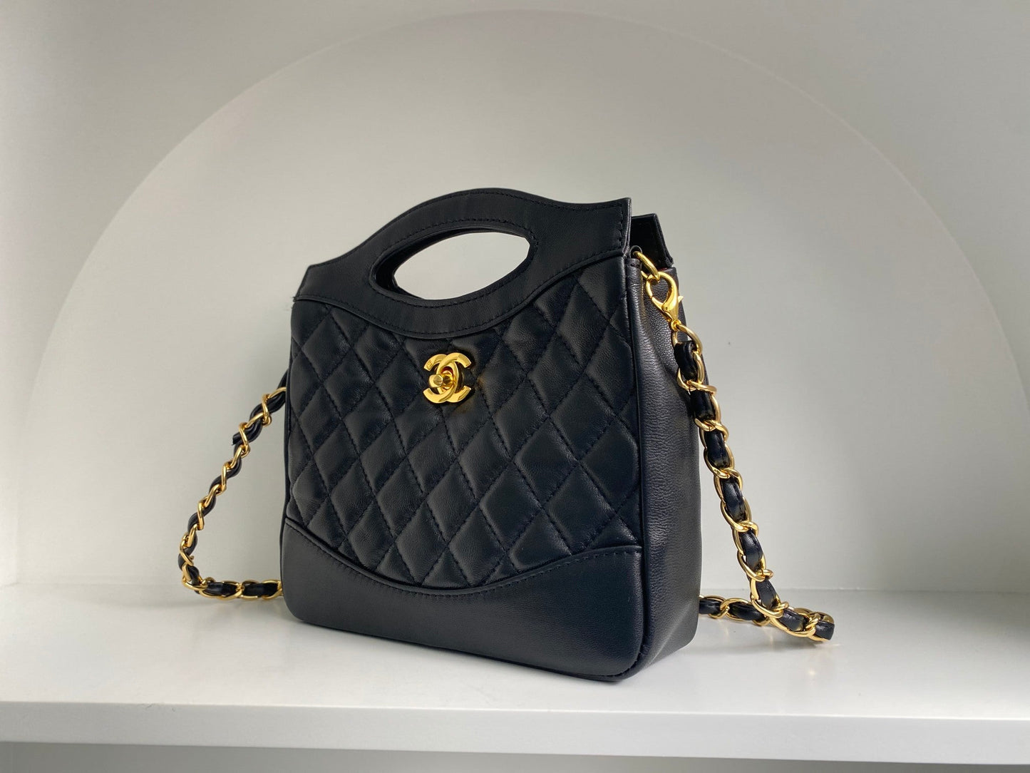 Sac hobo cc 22 35 cm en cuir de veau matelassé noir et accessoires dorés