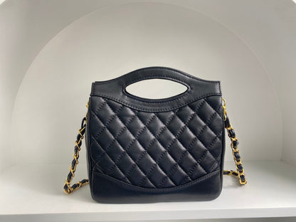 Sac hobo cc 22 35 cm en cuir de veau matelassé noir et accessoires dorés