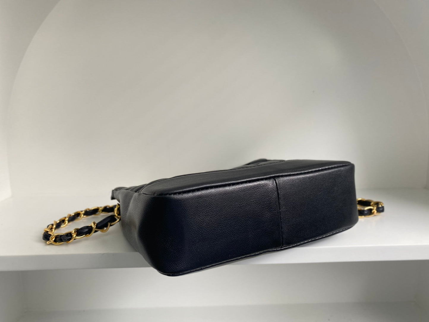 Sac hobo cc 22 35 cm en cuir de veau matelassé noir et accessoires dorés