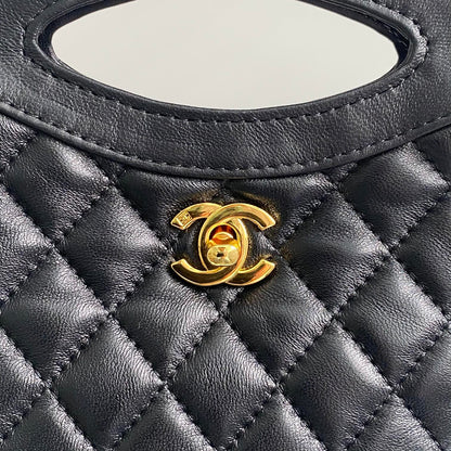 Sac hobo cc 22 35 cm en cuir de veau matelassé noir et accessoires dorés
