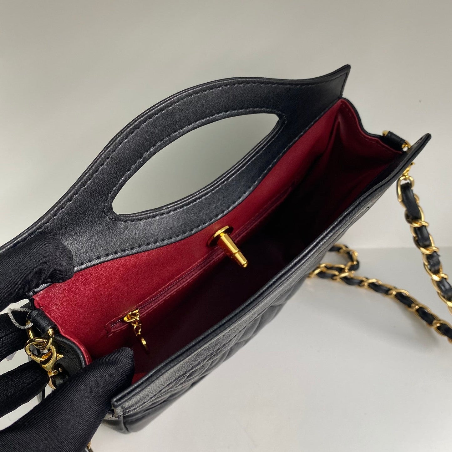 Sac hobo cc 22 35 cm en cuir de veau matelassé noir et accessoires dorés