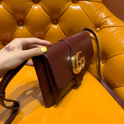 Sac GG Arli 25 cm en cuir de veau bordeaux, accessoires dorés