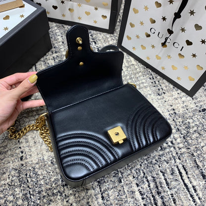 Mini-sac à main GG Marmont 21 cm en cuir de veau noir et accessoires dorés