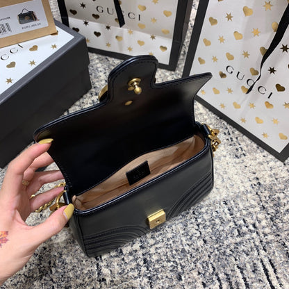 Mini-sac à main GG Marmont 21 cm en cuir de veau noir et accessoires dorés