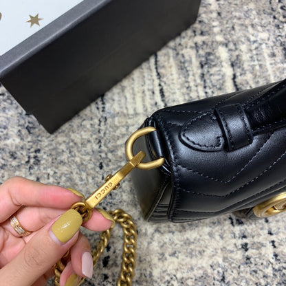 Mini-sac à main GG Marmont 21 cm en cuir de veau noir et accessoires dorés