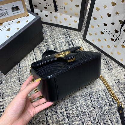 Mini-sac à main GG Marmont 21 cm en cuir de veau noir et accessoires dorés