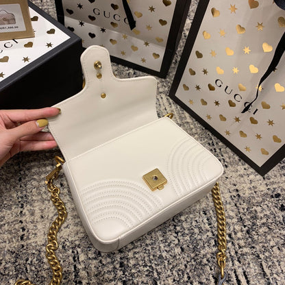 Mini-sac à main GG Marmont 21 cm en cuir de veau blanc et accessoires dorés