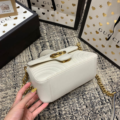 Mini-sac à main GG Marmont 21 cm en cuir de veau blanc et accessoires dorés