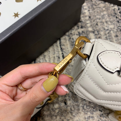 Mini-sac à main GG Marmont 21 cm en cuir de veau blanc et accessoires dorés