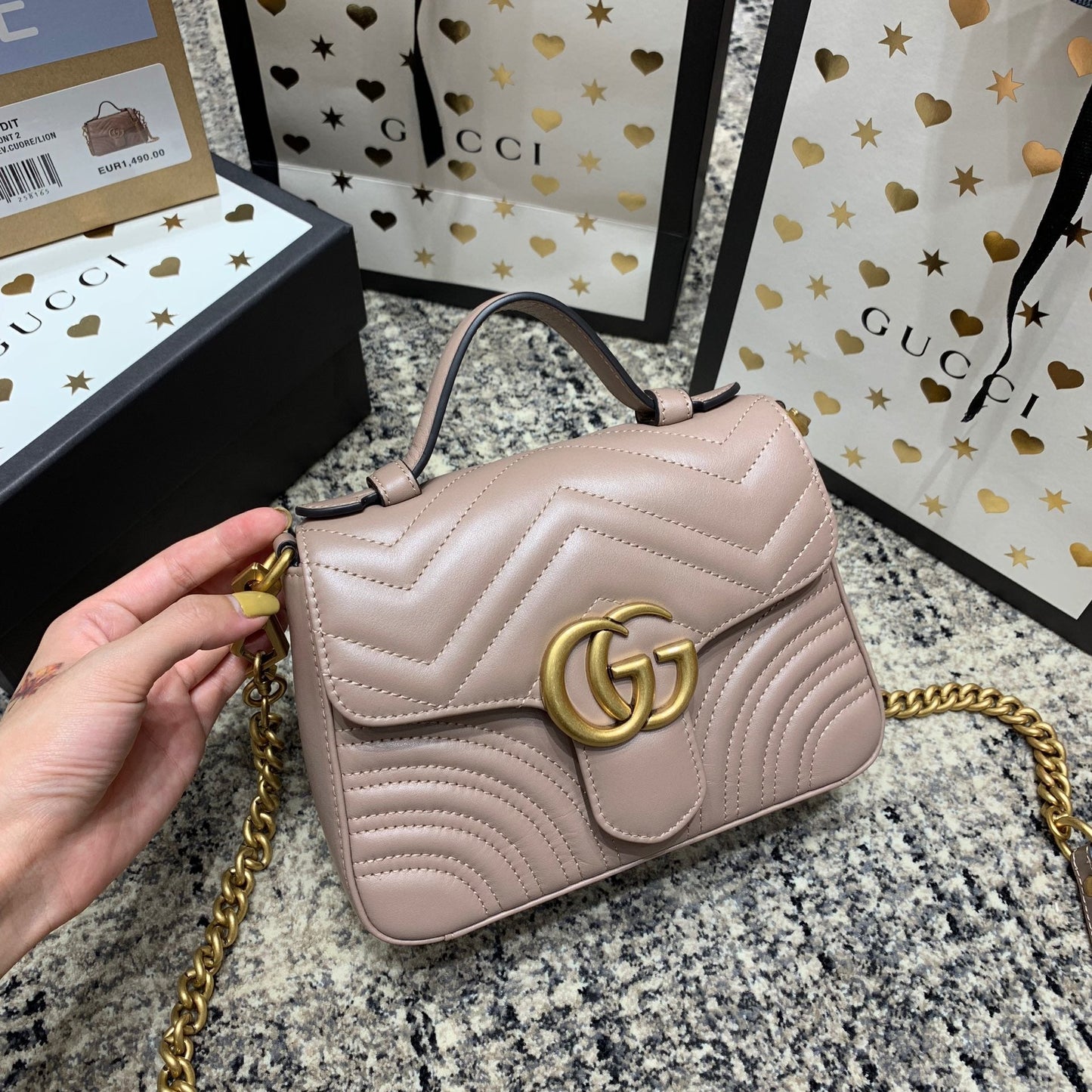Mini-sac GG Marmont 21 cm en cuir de veau beige foncé, finitions dorées