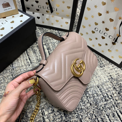 Mini-sac GG Marmont 21 cm en cuir de veau beige foncé, finitions dorées