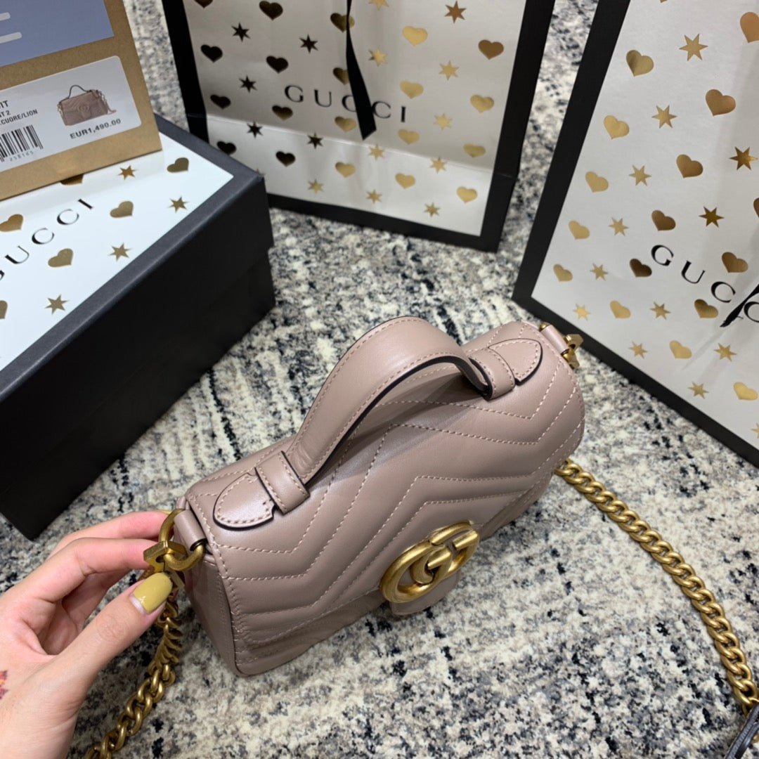 Mini-sac GG Marmont 21 cm en cuir de veau beige foncé, finitions dorées