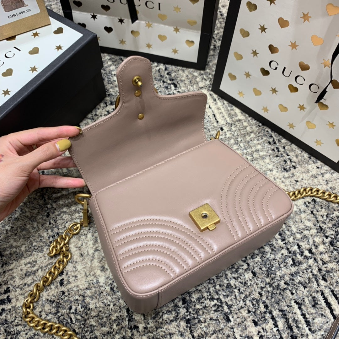 Mini-sac GG Marmont 21 cm en cuir de veau beige foncé, finitions dorées