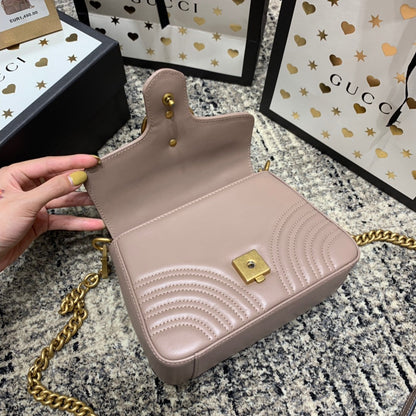 Mini-sac GG Marmont 21 cm en cuir de veau beige foncé, finitions dorées