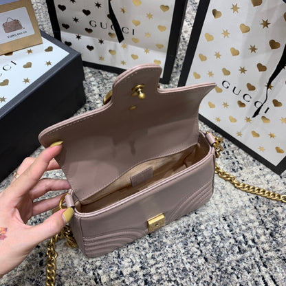 Mini-sac GG Marmont 21 cm en cuir de veau beige foncé, finitions dorées