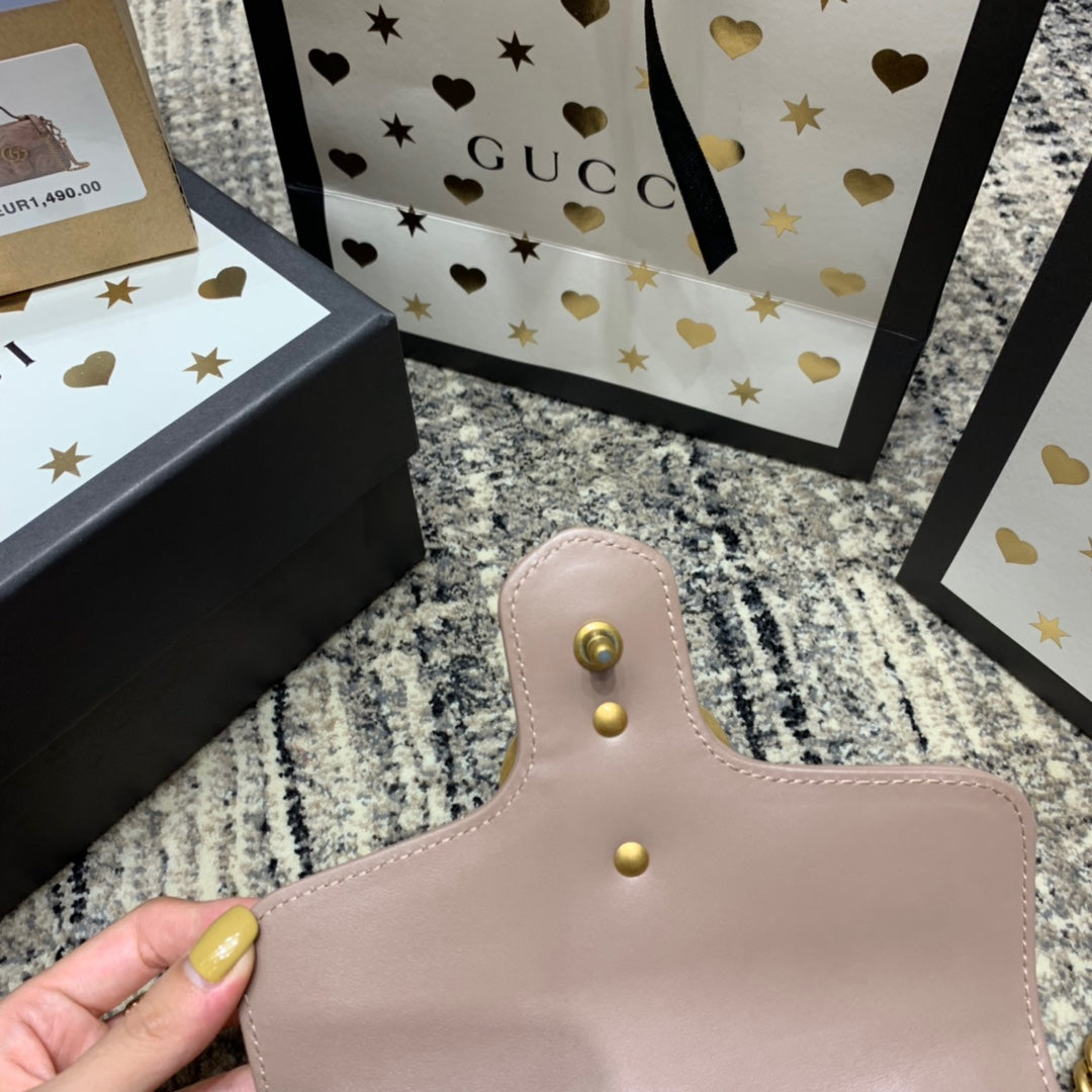 Mini-sac GG Marmont 21 cm en cuir de veau beige foncé, finitions dorées