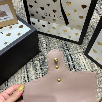 Mini-sac GG Marmont 21 cm en cuir de veau beige foncé, finitions dorées