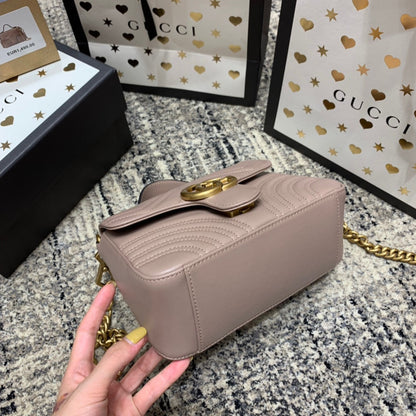 Mini-sac GG Marmont 21 cm en cuir de veau beige foncé, finitions dorées