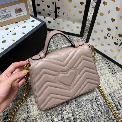Mini-sac GG Marmont 21 cm en cuir de veau beige foncé, finitions dorées