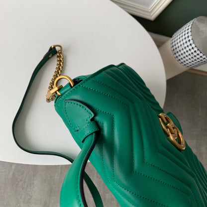 GG Marmont 26,5 cm en cuir de veau vert avec finitions dorées
