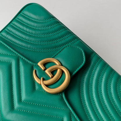 GG Marmont 26,5 cm en cuir de veau vert avec finitions dorées