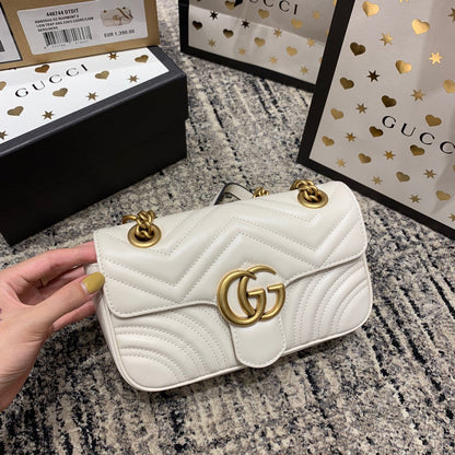 GG Marmont 22 cm en cuir de veau blanc avec finitions dorées