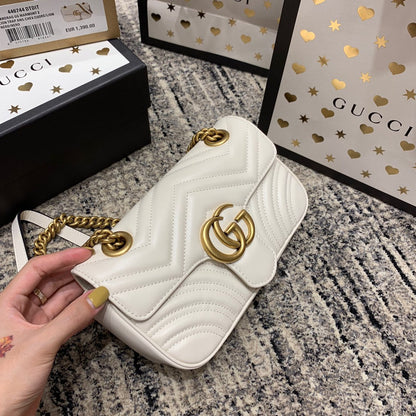 GG Marmont 22 cm en cuir de veau blanc avec finitions dorées