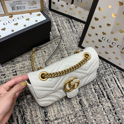 GG Marmont 22 cm en cuir de veau blanc avec finitions dorées