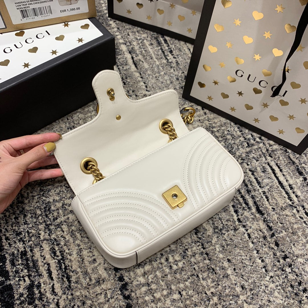 GG Marmont 22 cm en cuir de veau blanc avec finitions dorées