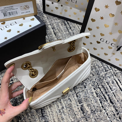 GG Marmont 22 cm en cuir de veau blanc avec finitions dorées