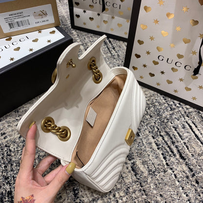 GG Marmont 22 cm en cuir de veau blanc avec finitions dorées