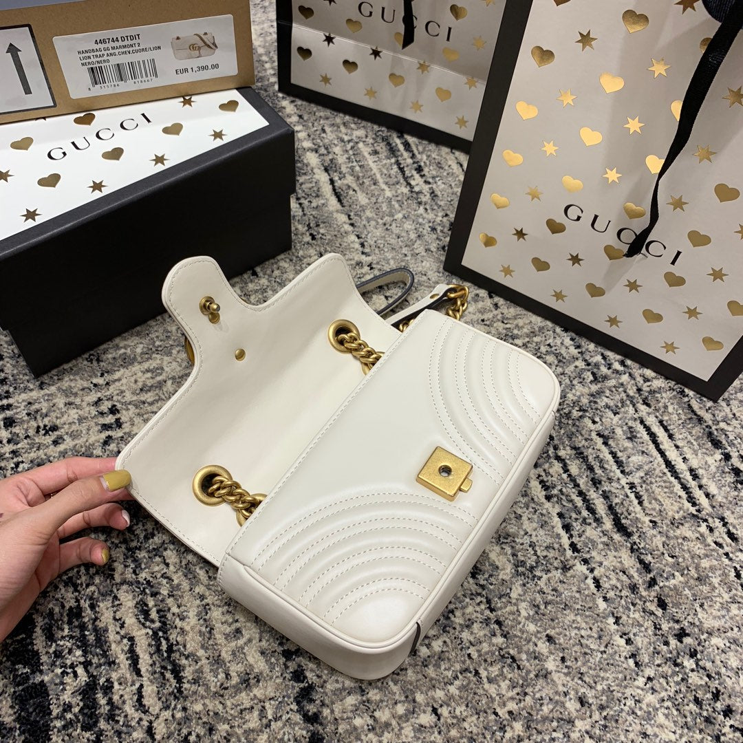 GG Marmont 22 cm en cuir de veau blanc avec finitions dorées