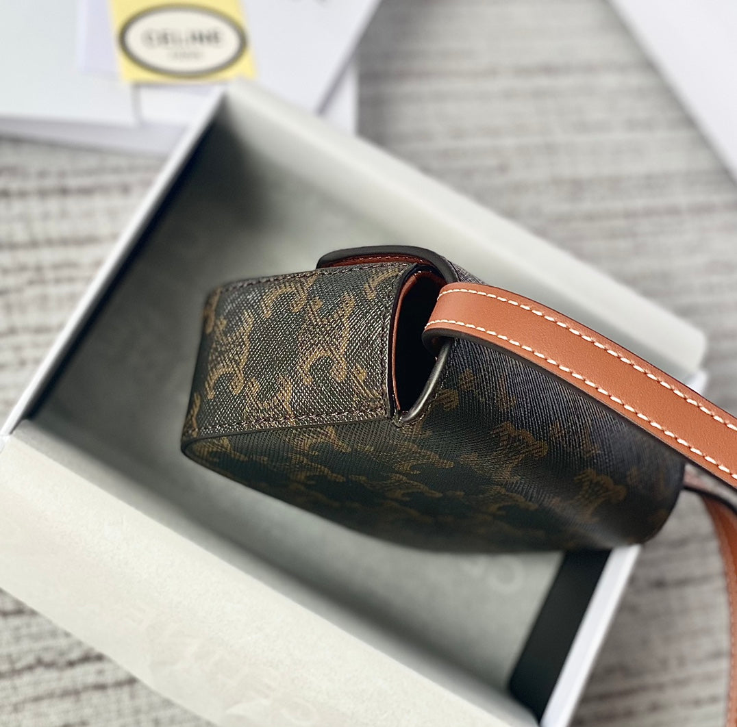 Sac à dos Teen Triomphe 11 cm en cuir de veau marron monogrammé