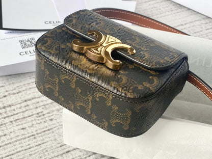 Sac à dos Teen Triomphe 11 cm en cuir de veau marron monogrammé