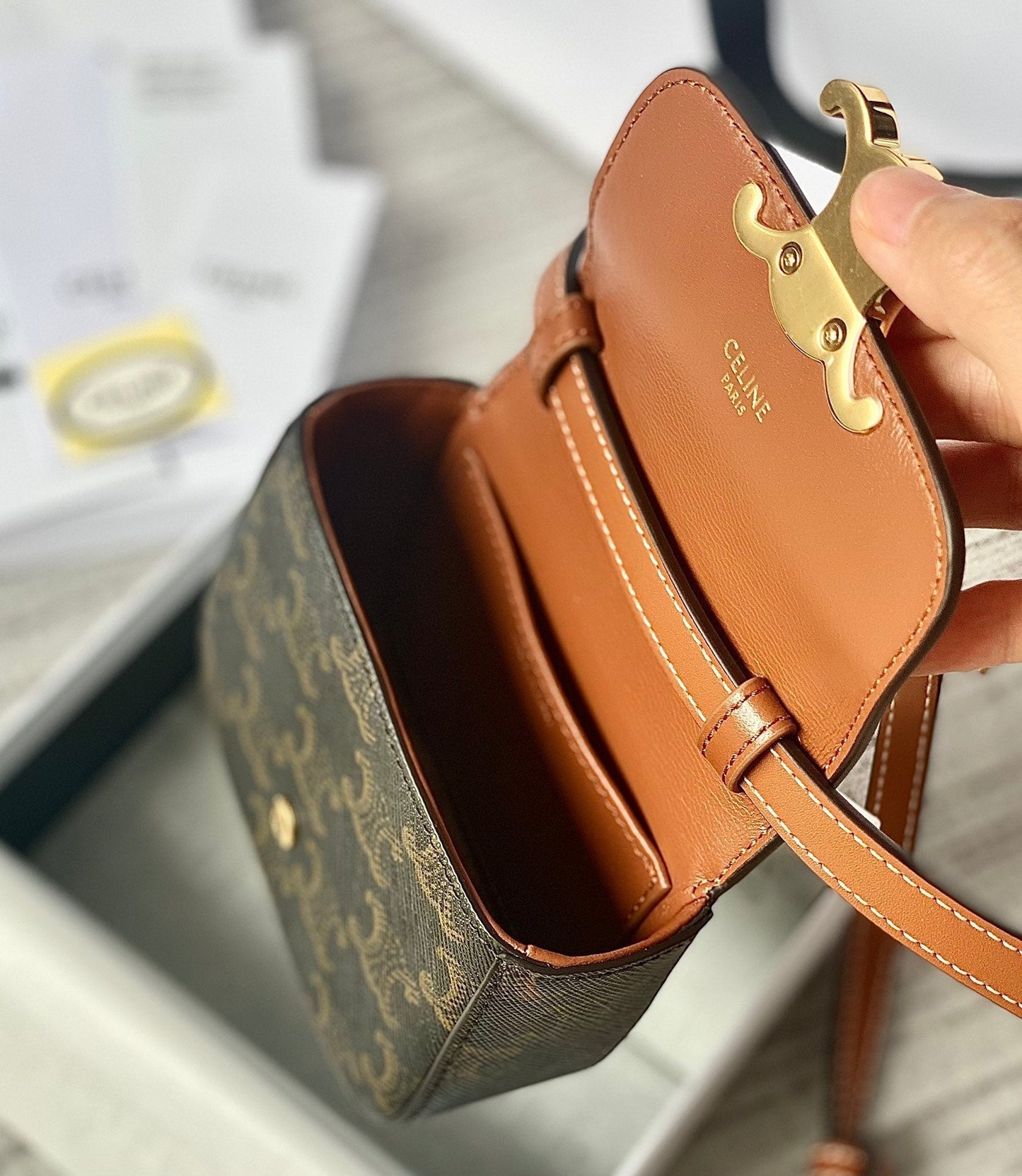 Sac à dos Teen Triomphe 11 cm en cuir de veau marron monogrammé