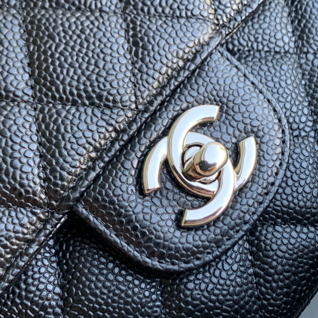 SAC À RABAT MOYEN 25 CM NOIR CAVIAR QUINCAILLERIE ARGENTÉE