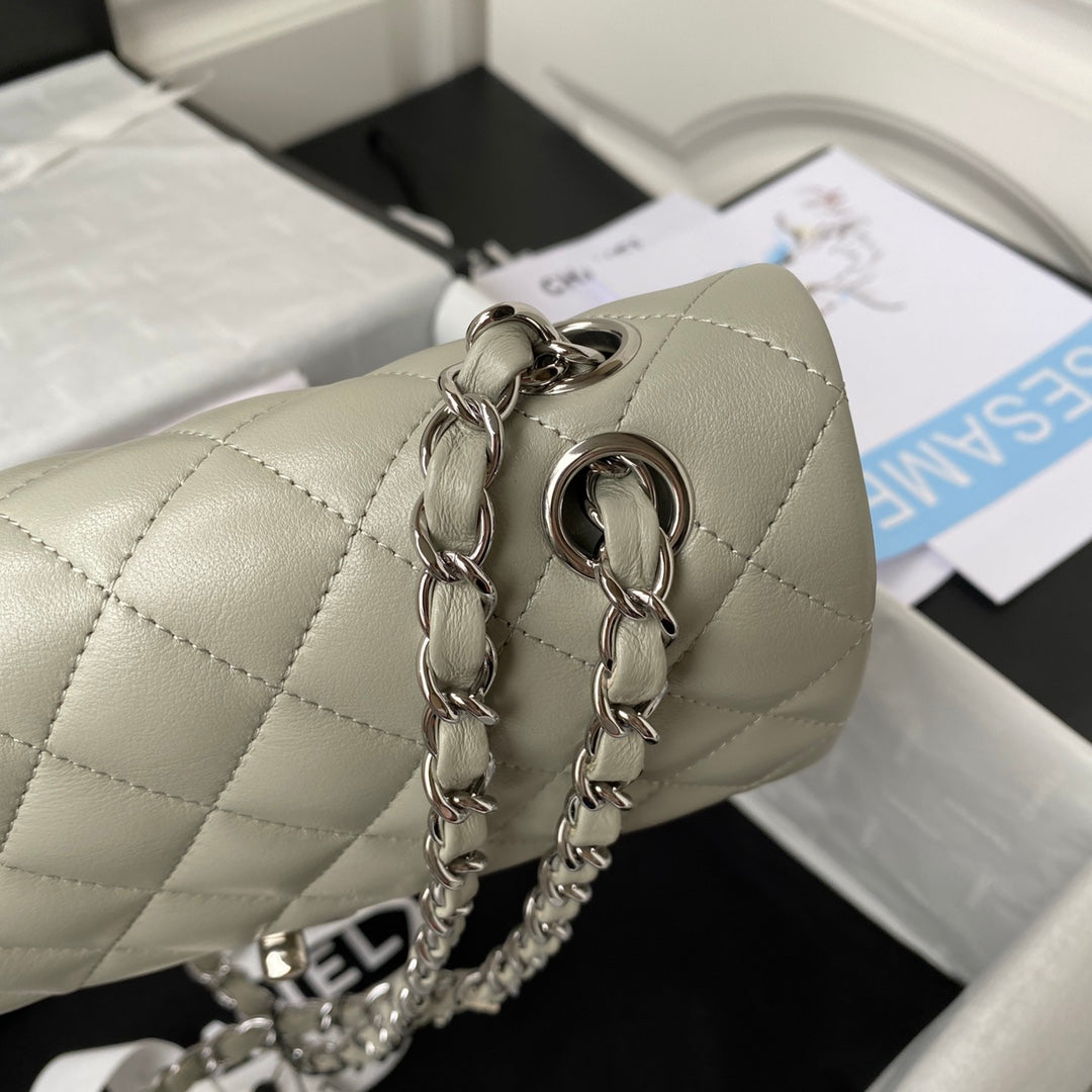 ミディアム クラシック フラップバッグ 23cm ライトグレー ラムスキン シルバー金具