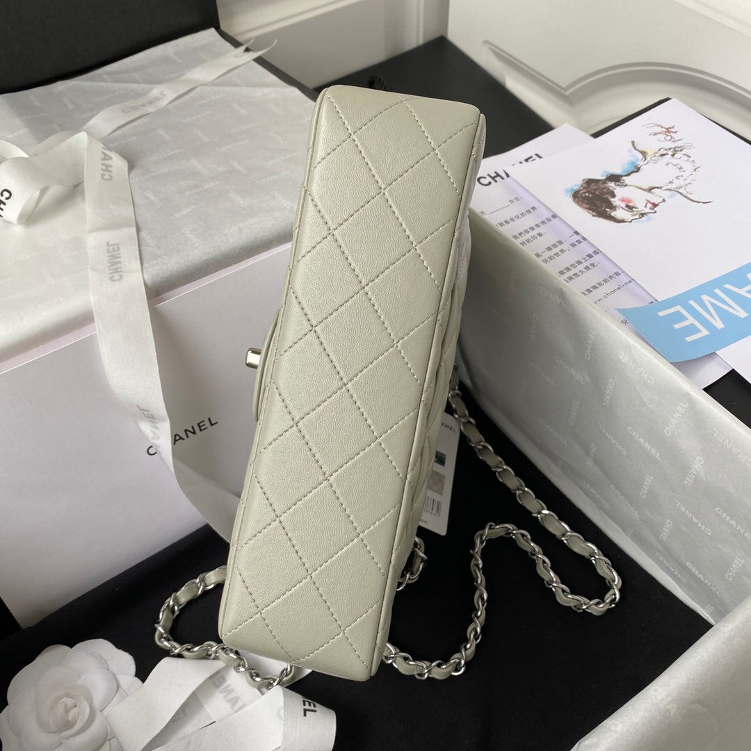 ミディアム クラシック フラップバッグ 23cm ライトグレー ラムスキン シルバー金具
