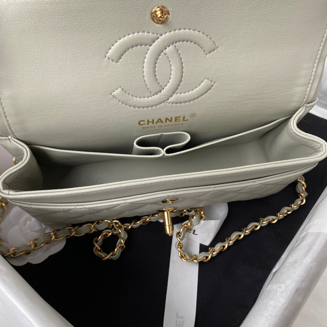 ミディアム クラシック フラップバッグ 23cm ライトグレー ラムスキン ゴールド金具