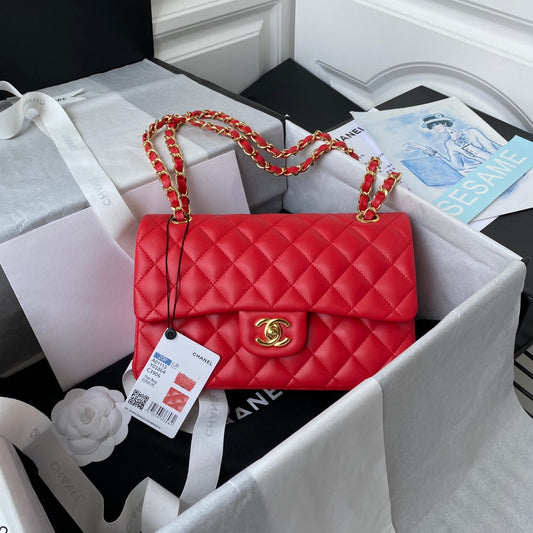 Sac à rabat classique moyen 23 cm en cuir d'agneau rouge et accessoires dorés 