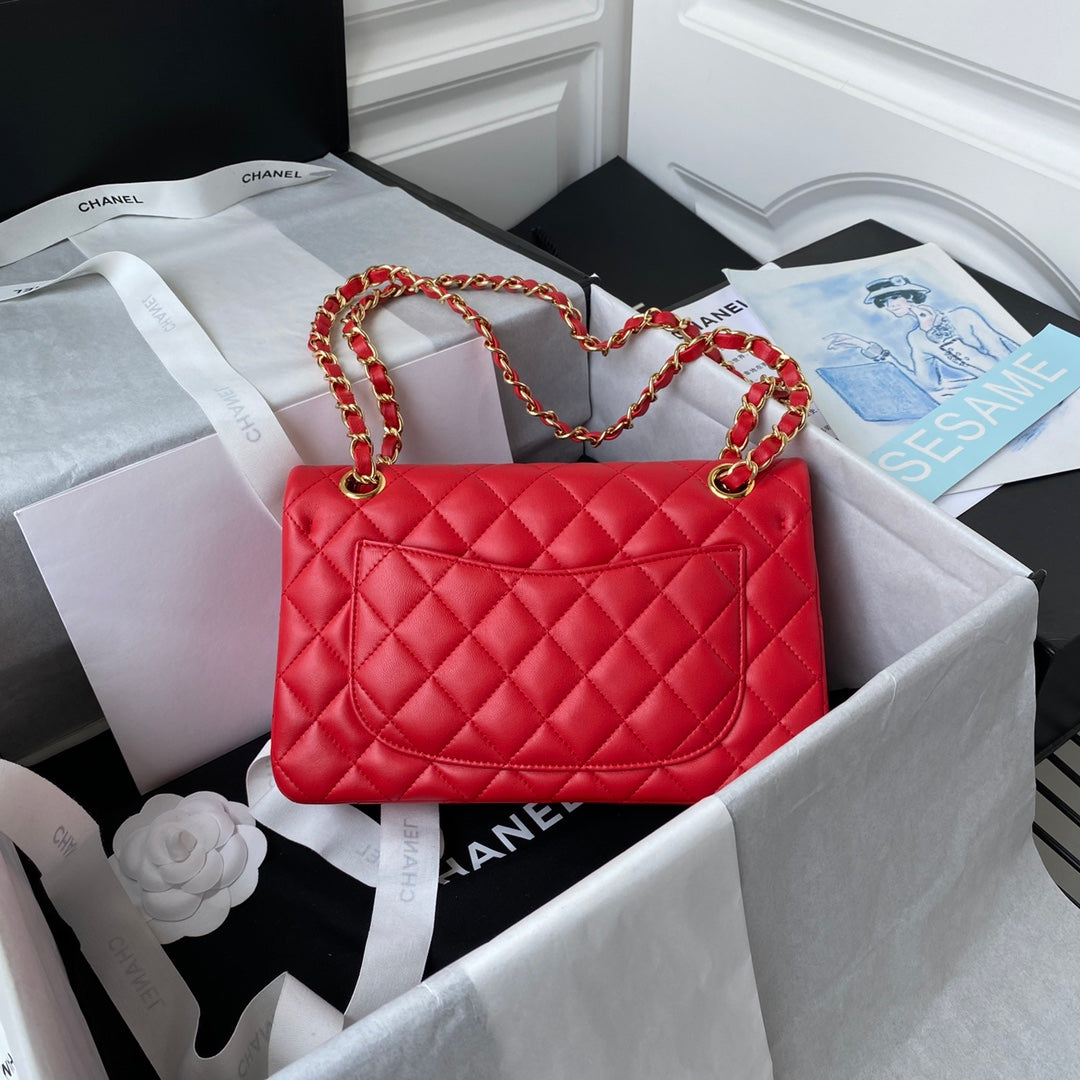 Sac à rabat classique moyen 23 cm en cuir d'agneau rouge et accessoires dorés 